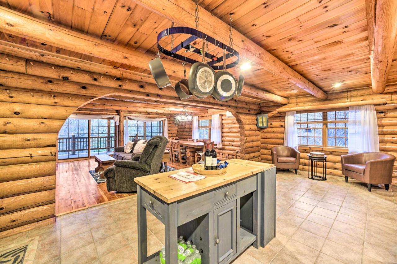 Spacious Cabin With Decks Near Saratoga Springs Middle Grove エクステリア 写真
