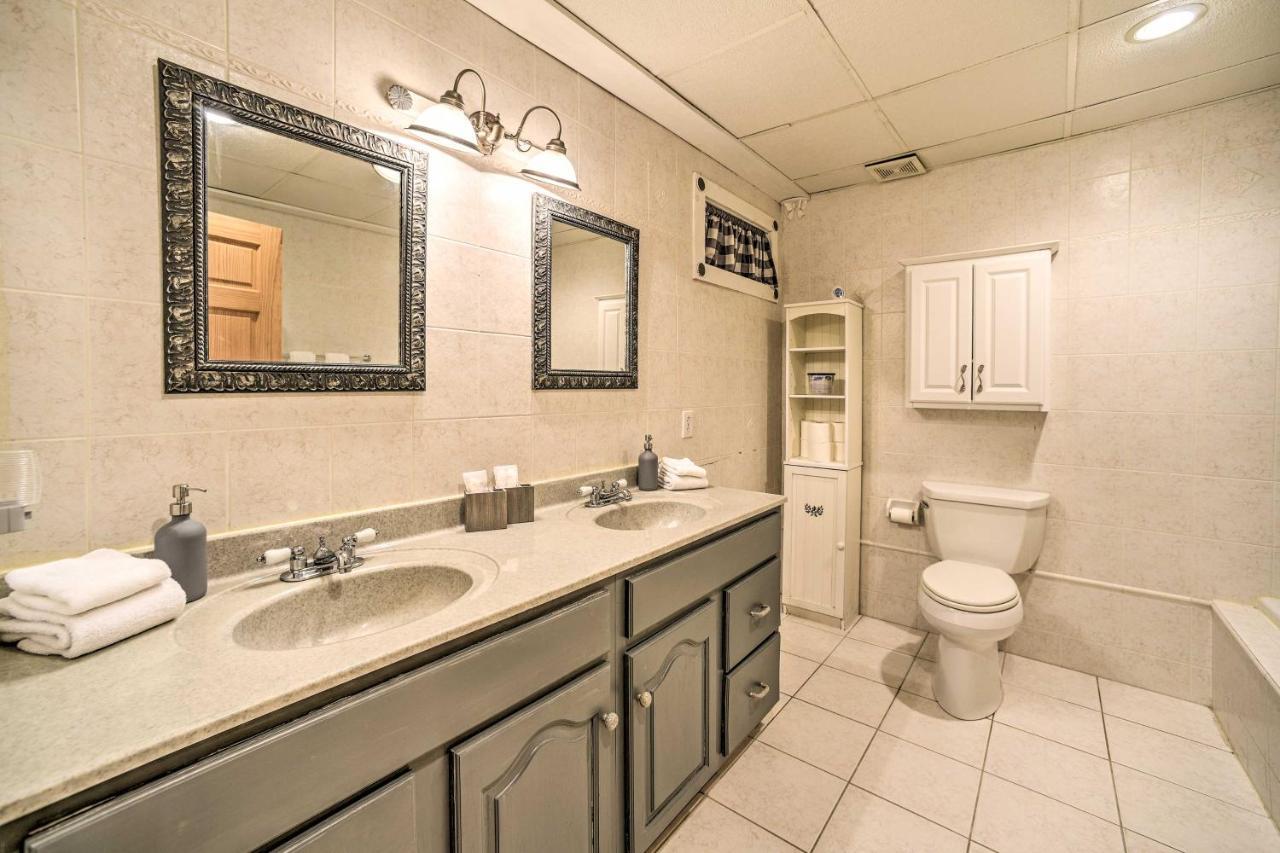 Spacious Cabin With Decks Near Saratoga Springs Middle Grove エクステリア 写真