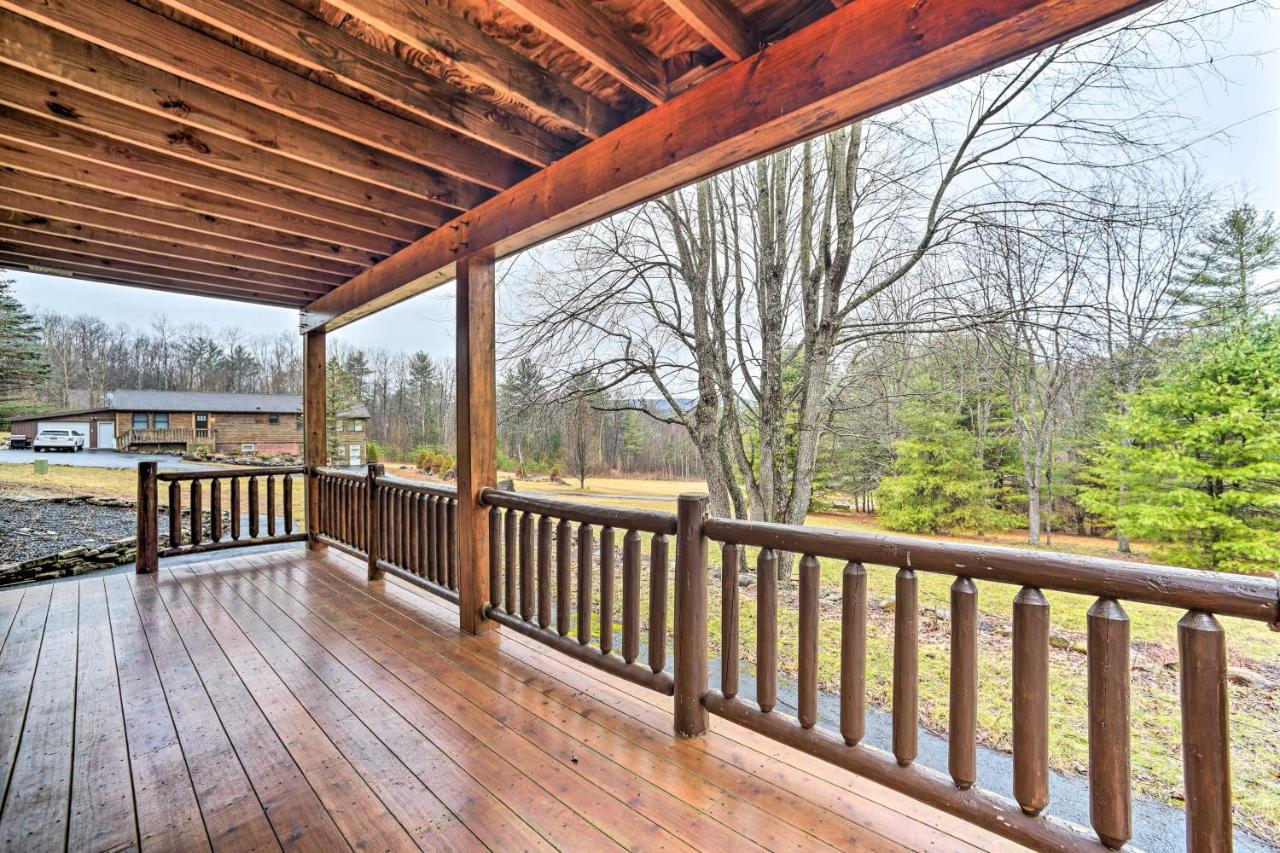 Spacious Cabin With Decks Near Saratoga Springs Middle Grove エクステリア 写真