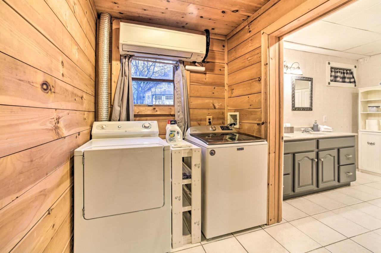Spacious Cabin With Decks Near Saratoga Springs Middle Grove エクステリア 写真