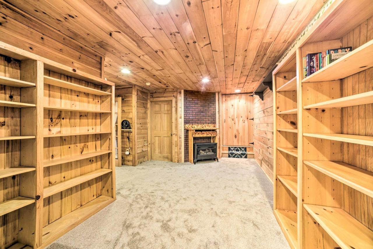 Spacious Cabin With Decks Near Saratoga Springs Middle Grove エクステリア 写真