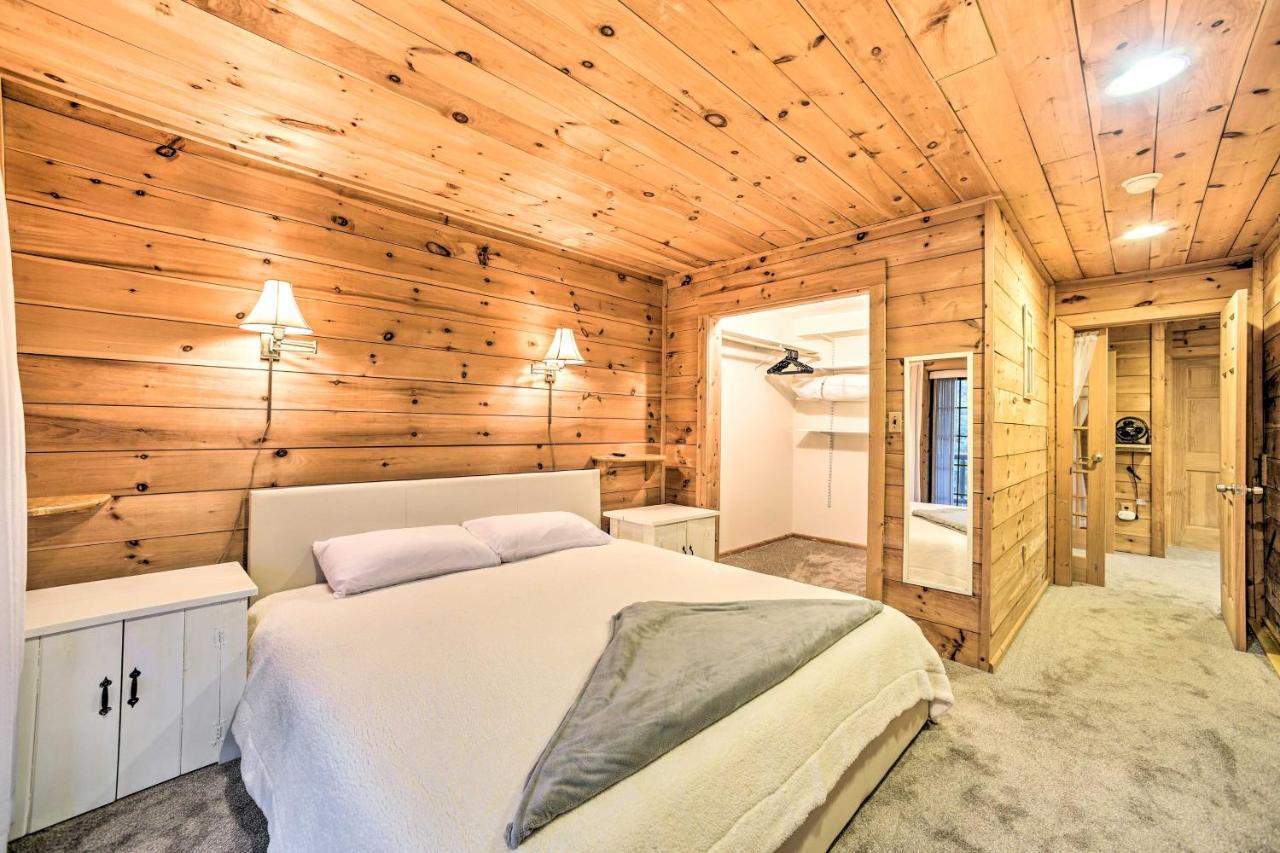 Spacious Cabin With Decks Near Saratoga Springs Middle Grove エクステリア 写真