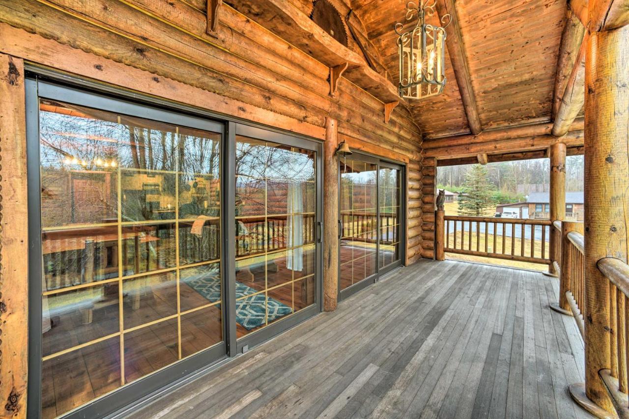 Spacious Cabin With Decks Near Saratoga Springs Middle Grove エクステリア 写真