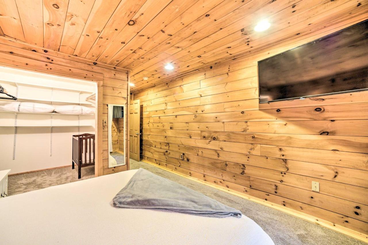 Spacious Cabin With Decks Near Saratoga Springs Middle Grove エクステリア 写真