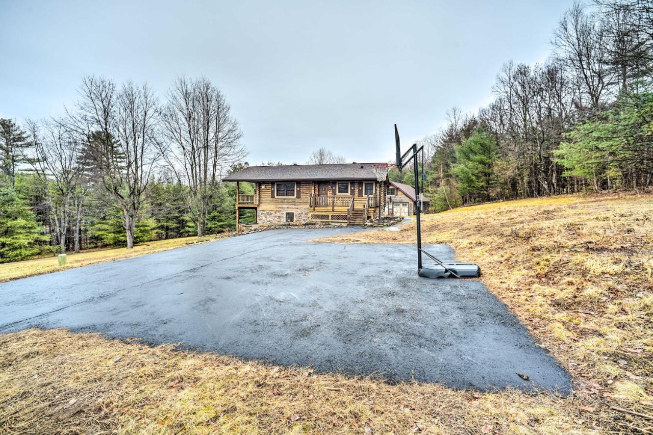 Spacious Cabin With Decks Near Saratoga Springs Middle Grove エクステリア 写真