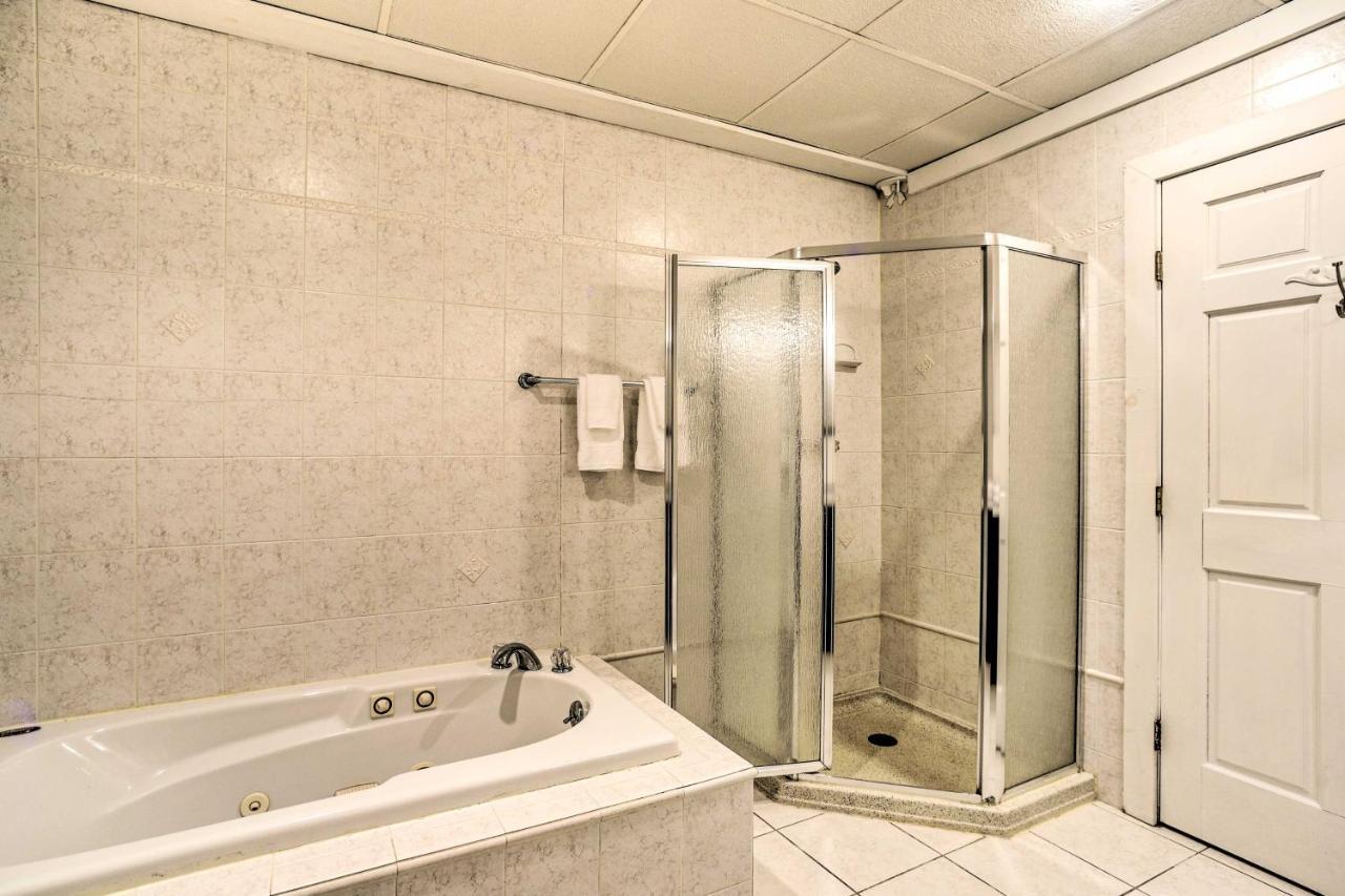 Spacious Cabin With Decks Near Saratoga Springs Middle Grove エクステリア 写真