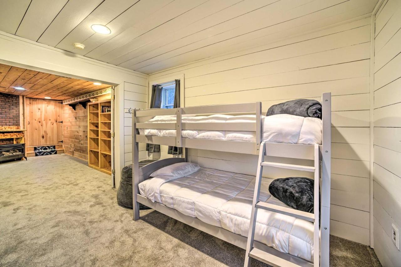 Spacious Cabin With Decks Near Saratoga Springs Middle Grove エクステリア 写真