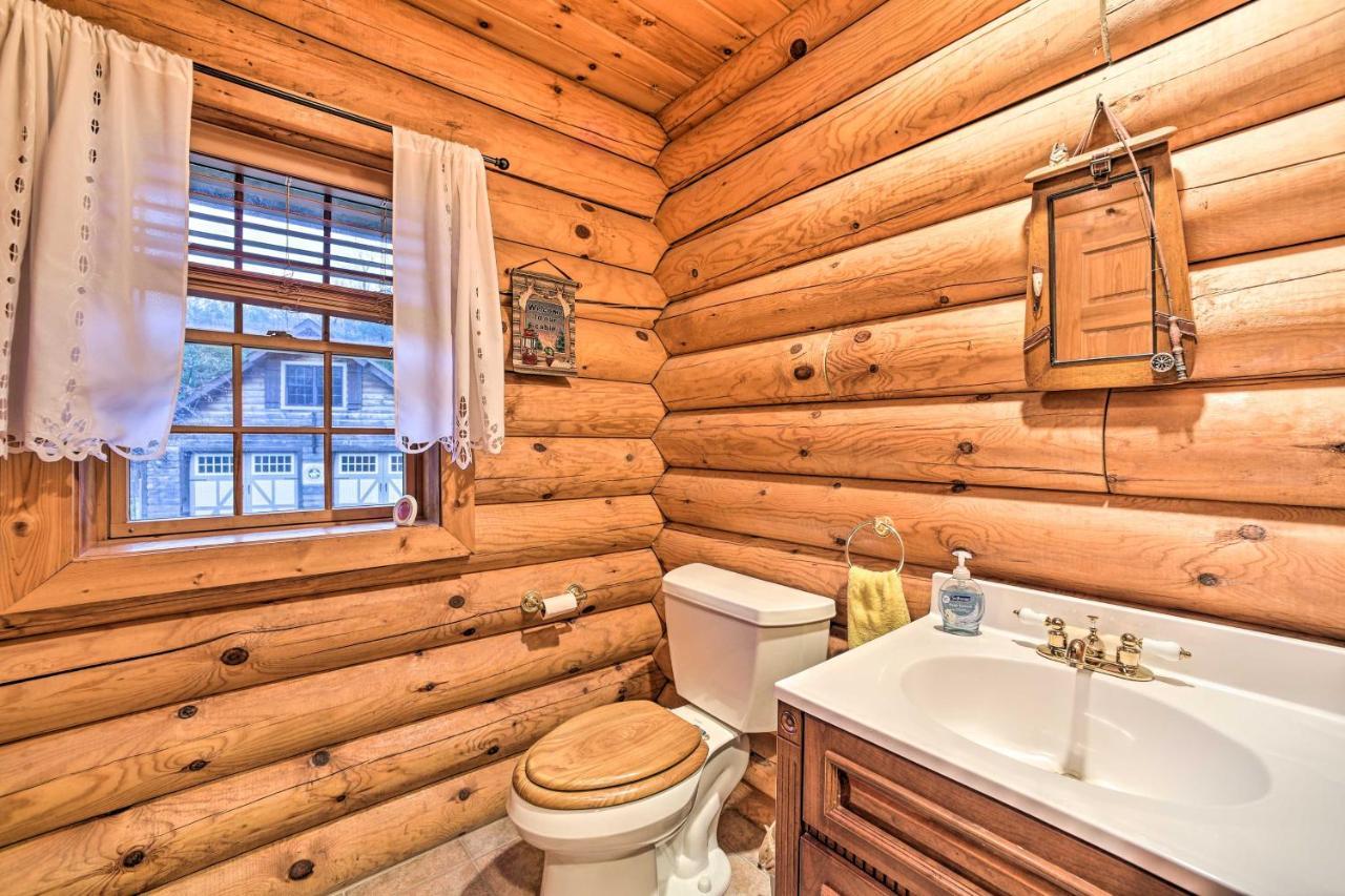 Spacious Cabin With Decks Near Saratoga Springs Middle Grove エクステリア 写真