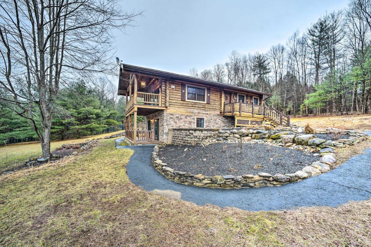 Spacious Cabin With Decks Near Saratoga Springs Middle Grove エクステリア 写真