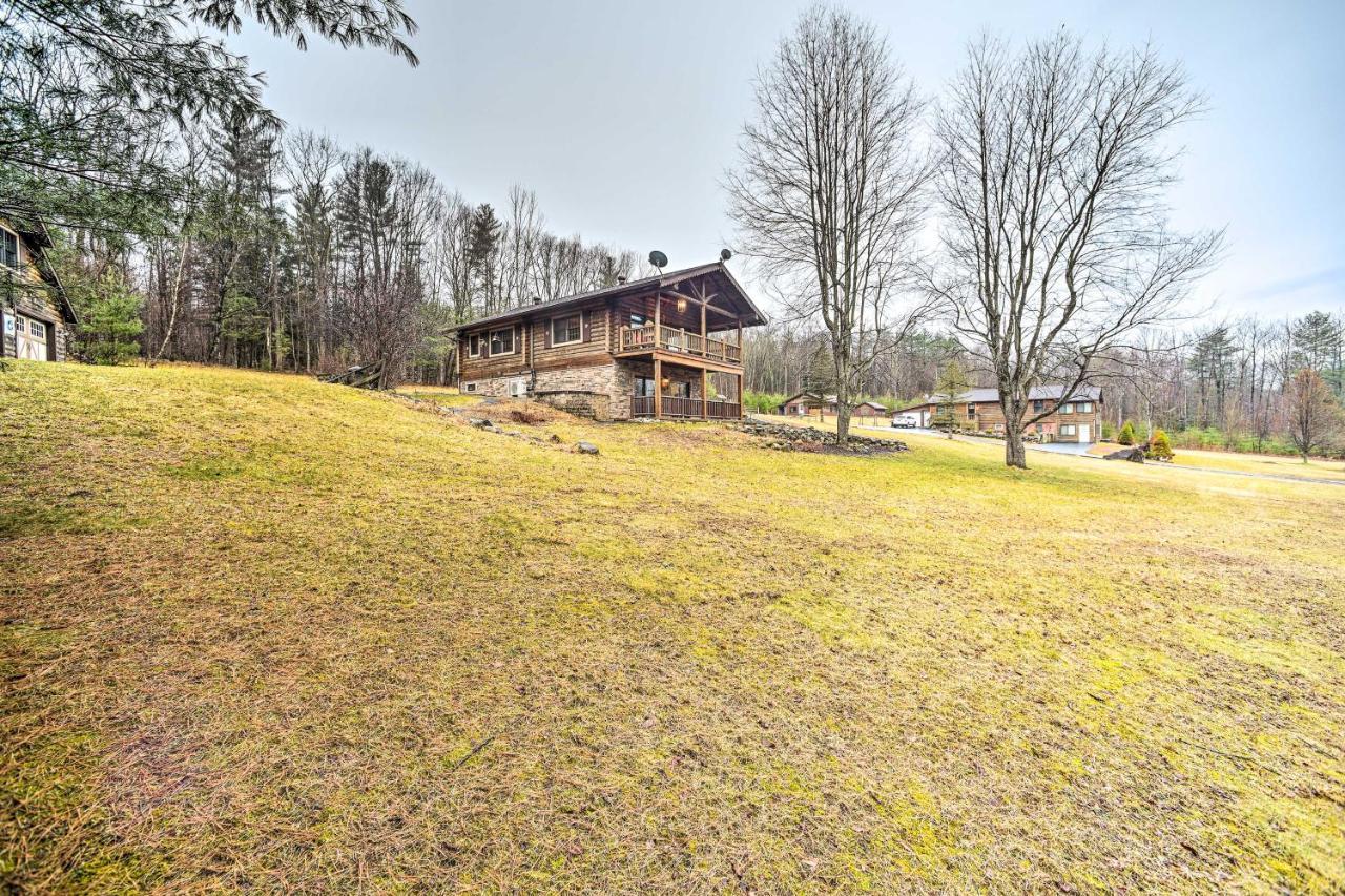 Spacious Cabin With Decks Near Saratoga Springs Middle Grove エクステリア 写真